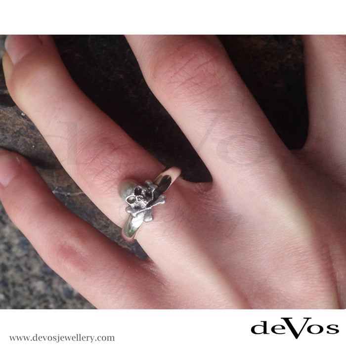 "Jolly Roger" Skull and Bones Ring (small)